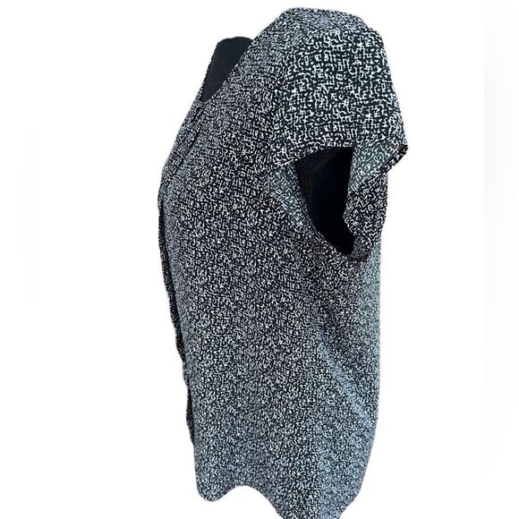 EXPRESS black/white pattern polyester blouse w/flutter sleeves, split neck, sz M - Picture 4 of 7
